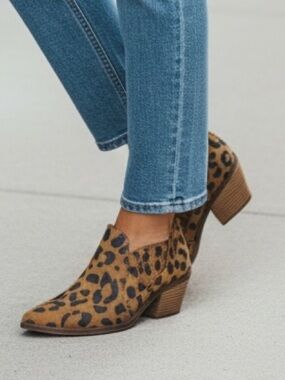 Dolce Vita Animal Print Slip On Heeled Western Booties Size 9